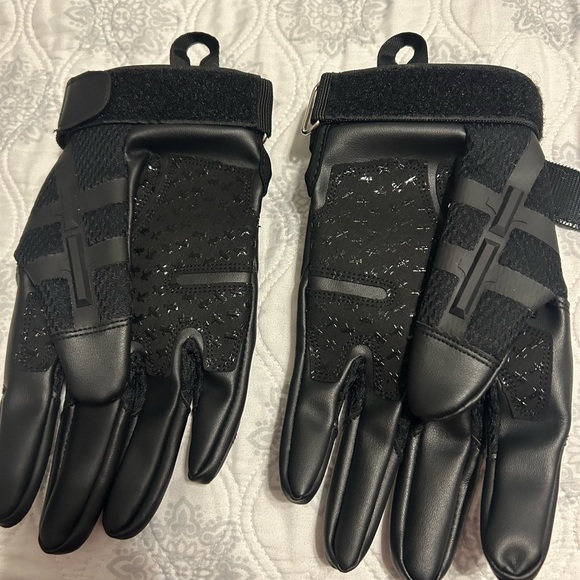 Black Tactical Gloves with Hard Knuckle Protection and Velcro Closure - Picture 2 of 5